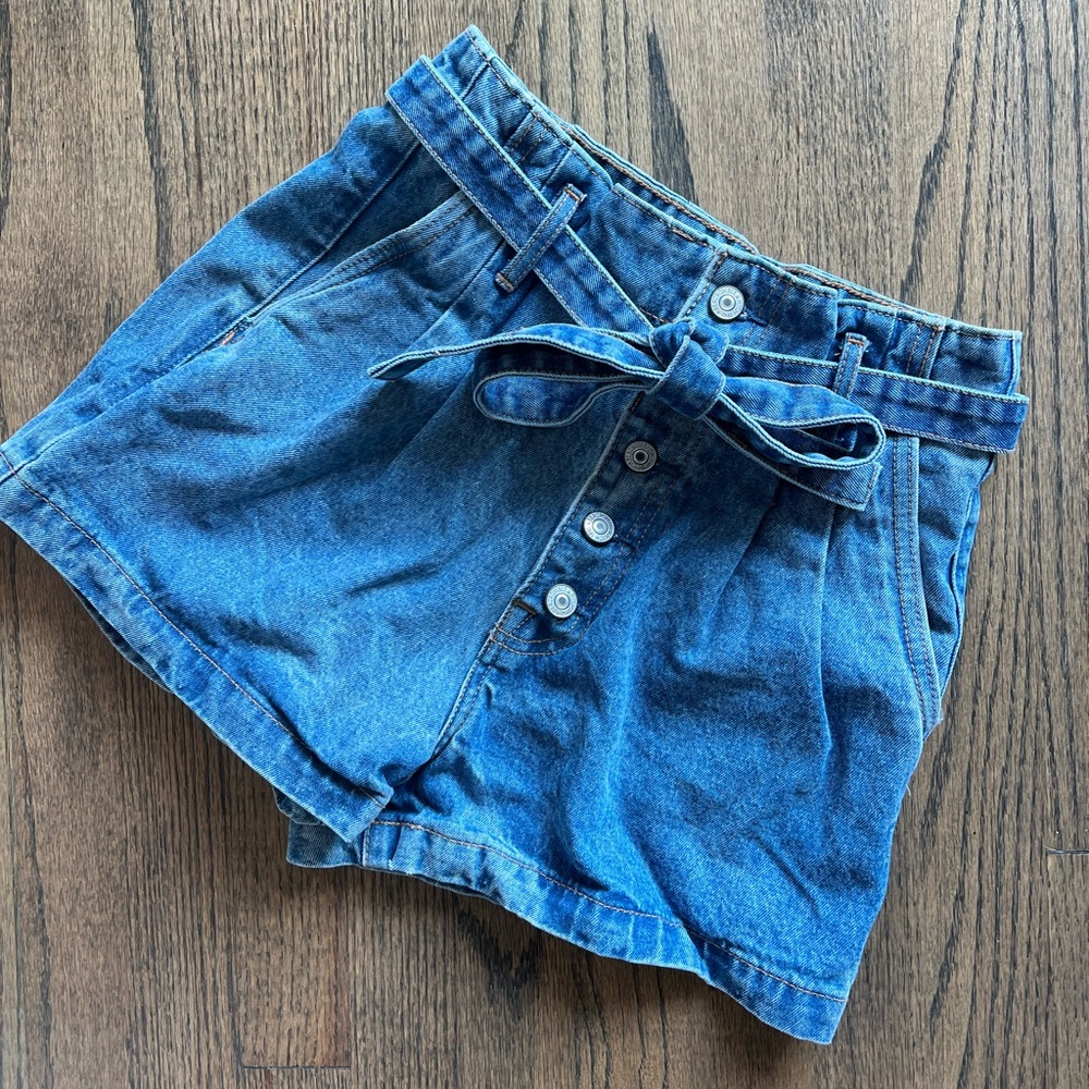 NWOT - Women’s Natural Rise Shorts - Size 25